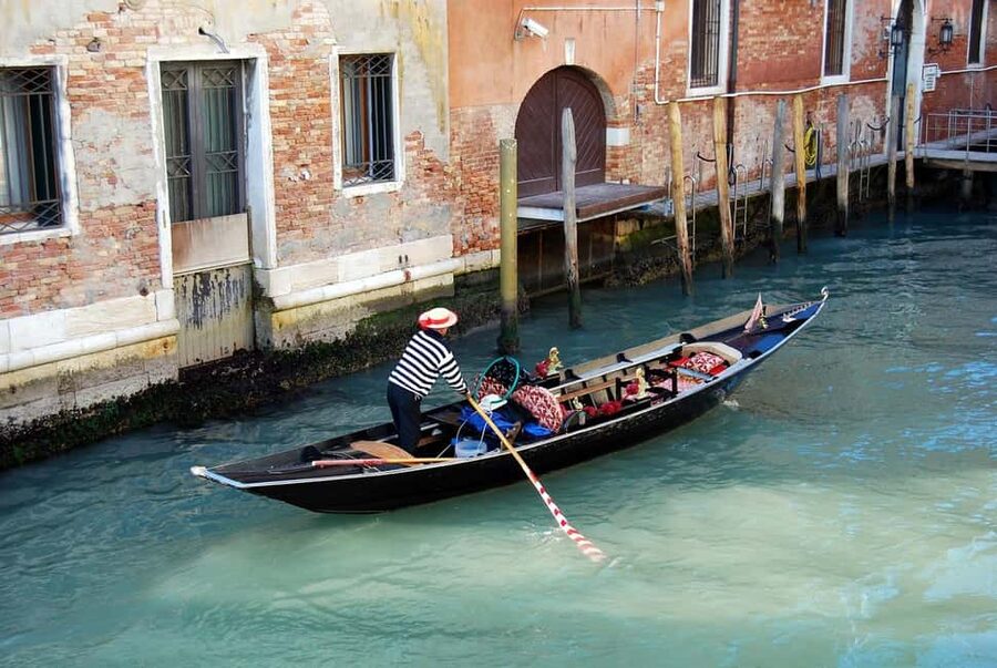 Venetian Private Sandolo tour - Why the sandolo feels different from a standard gondola ride