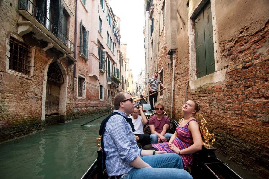 Venetian Private Sandolo tour - A ride with local stories, not a guided tour
