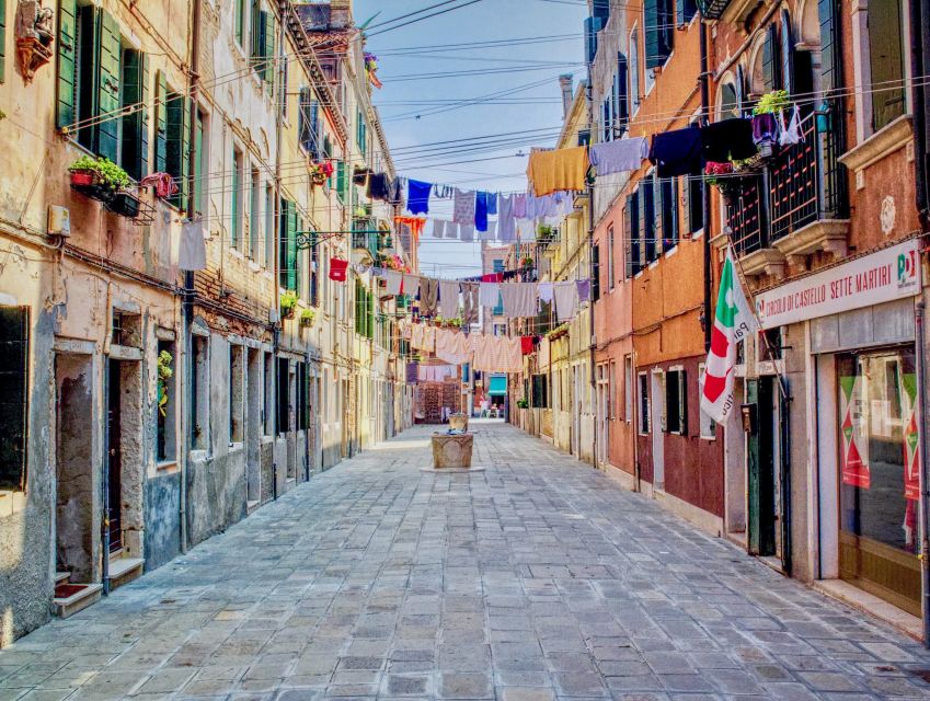 Venice: 1.5-Hour Walking Tour - Reading Saint Mark’s Square from the outside