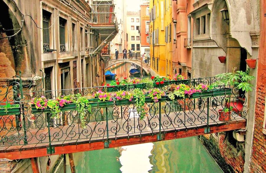 Venice: 1.5-Hour Wandering Around the City - Santa Maria Formosa and a quieter Venice