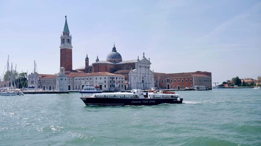 Venice: 1-Hour Panoramic Boat Tour - What the guide adds to the ride
