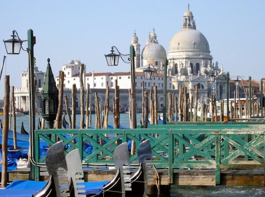 Venice: 30 min Gondola Ride on the Grand Canal with Guide - Palazzo Grassi, Ca’ Rezzonico, and the Grand Canal