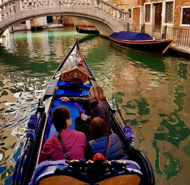 Venice: 30 min Gondola Ride on the Grand Canal with Guide - Palazzo Contarini del Bovolo and La Fenice