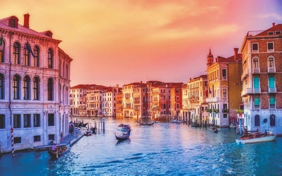 Venice: 30 min Gondola Ride on the Grand Canal with Guide - The First View: Santa Maria della Salute and Punta della Dogana