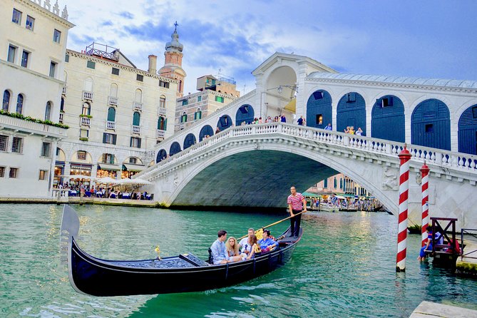 Venice: 30 min private Gondola Ride with Guide - The Grand Canal, Accademia Bridge, and Punta della Dogana