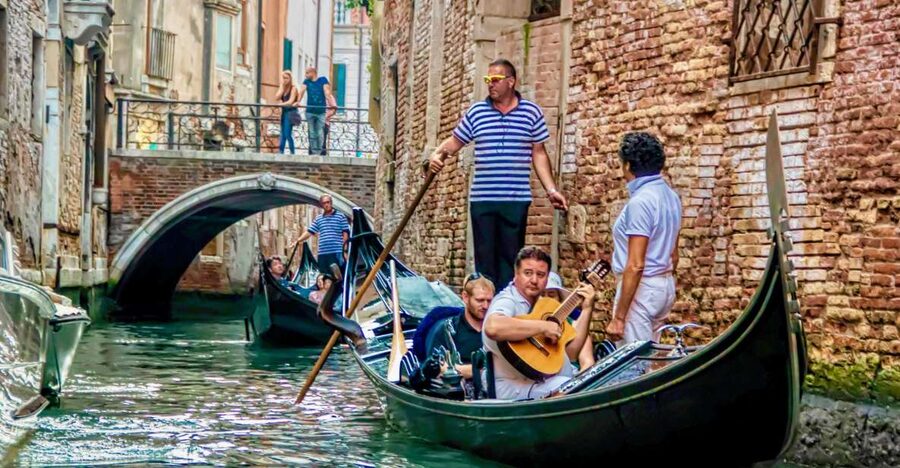 Venice: 30-Minute Gondola Ride on Grand Canal with Serenade - Key points to know before booking
