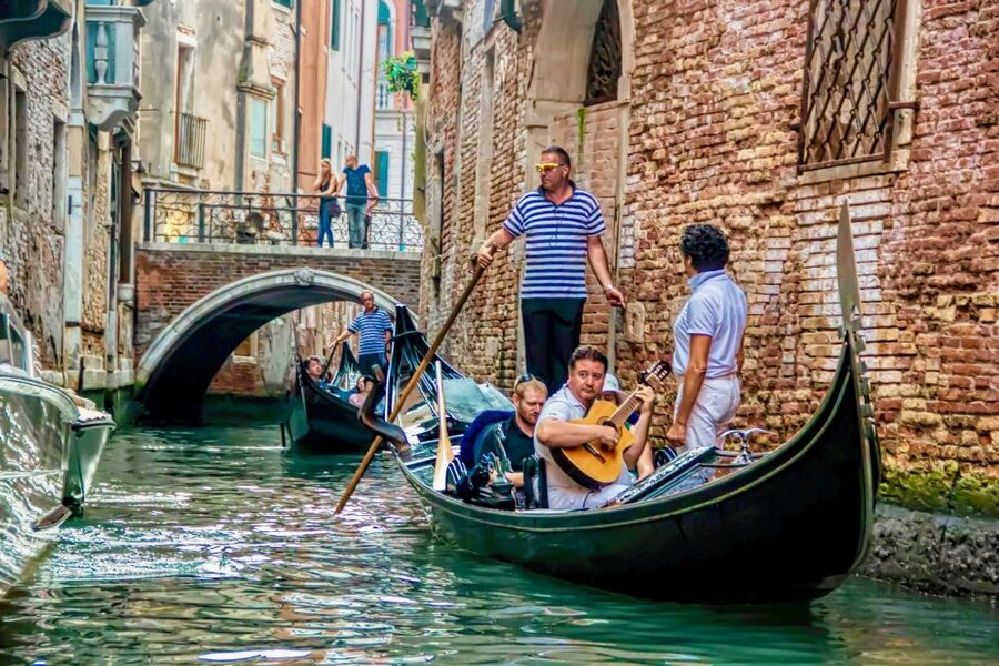 Venice: 30-Minute Gondola Ride on Grand Canal with Serenade - What your gondolier adds