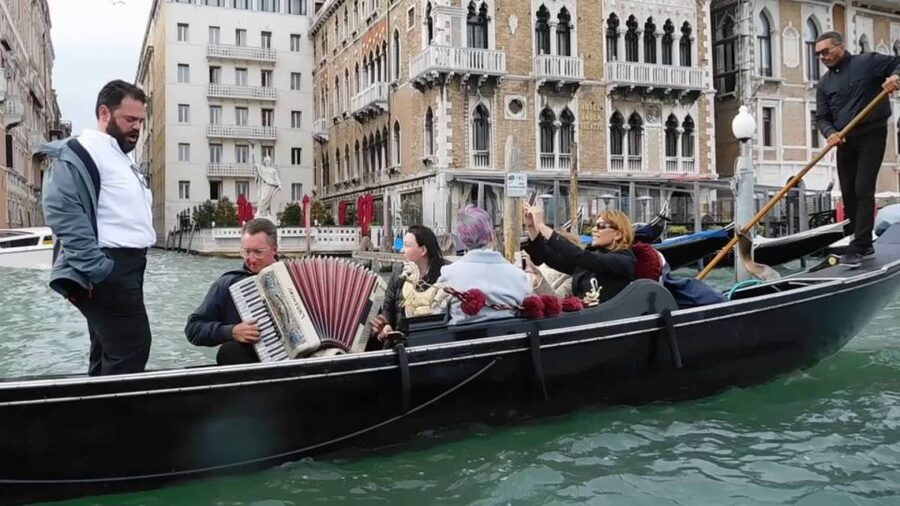 Venice: 30-Minute Gondola Ride on Grand Canal with Serenade - What the 30-minute gondola ride is really like