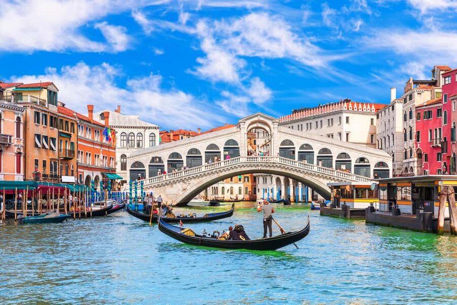Venice: 30 minutes Enchanting Gondola Ride - A short gondola ride with a well-chosen route