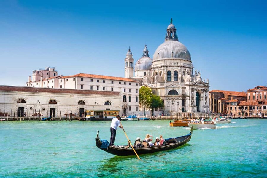 Venice: 30 minutes Enchanting Gondola Ride - Rio dei Barcaroli and Rio dell’Ovo