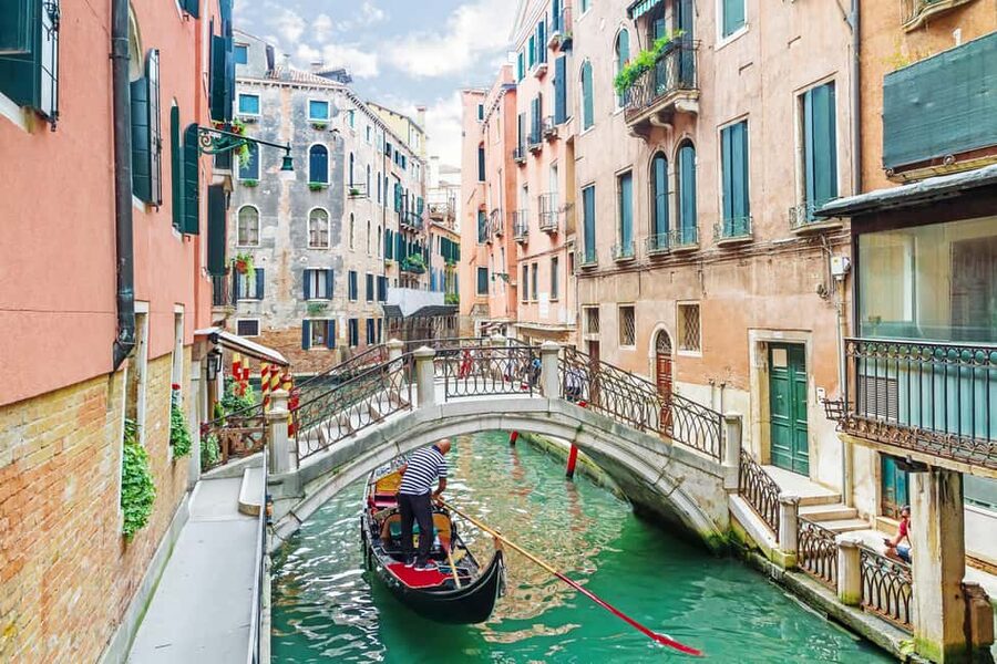 Venice: 30 minutes Enchanting Gondola Ride - Reaching the Grand Canal beside Rialto Bridge