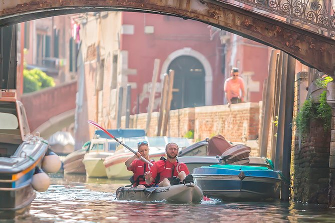 Venice: 60' Quick Kayak Tour with guide - Paddling through Cannaregio