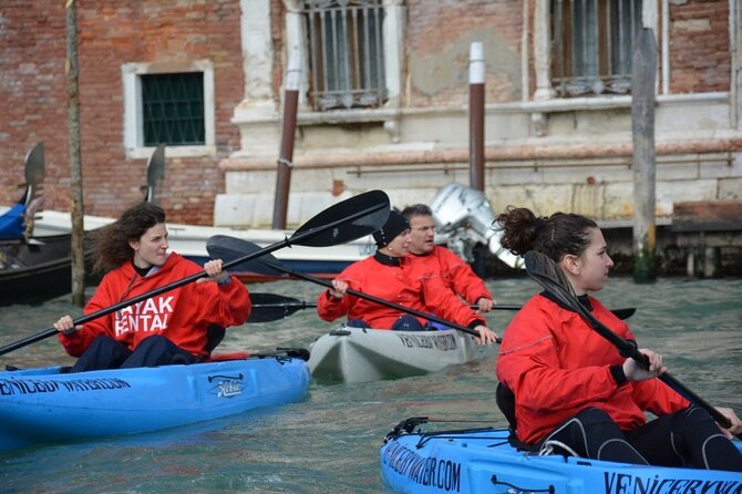 Venice: 60' Quick Kayak Tour with guide - Learning the basics before entering the canals