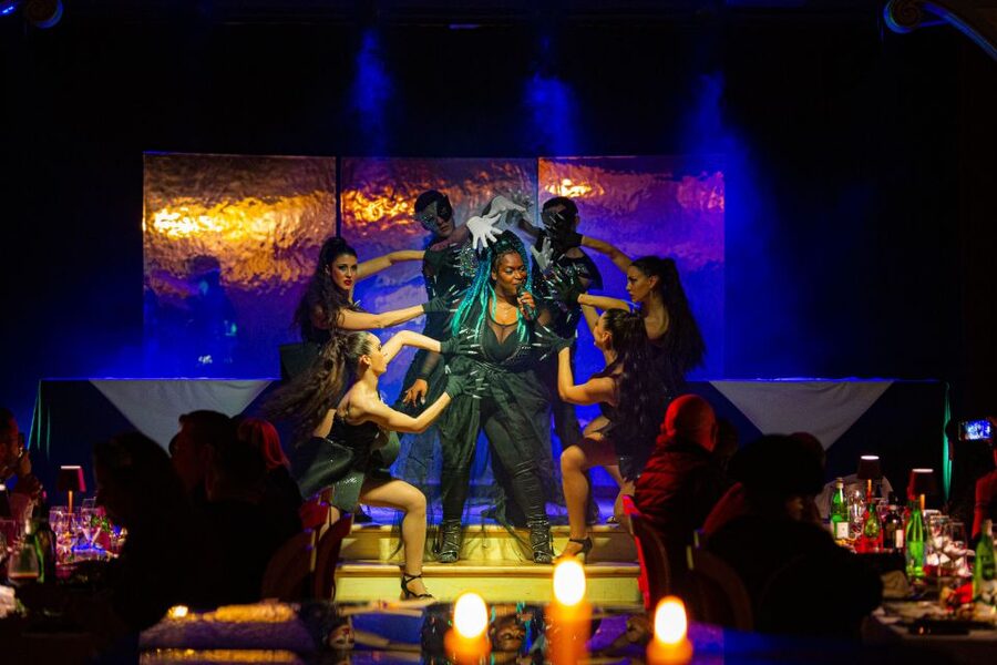 Venice: Cabaret Dinner Show - Arriving with Prosecco and Venetian masks