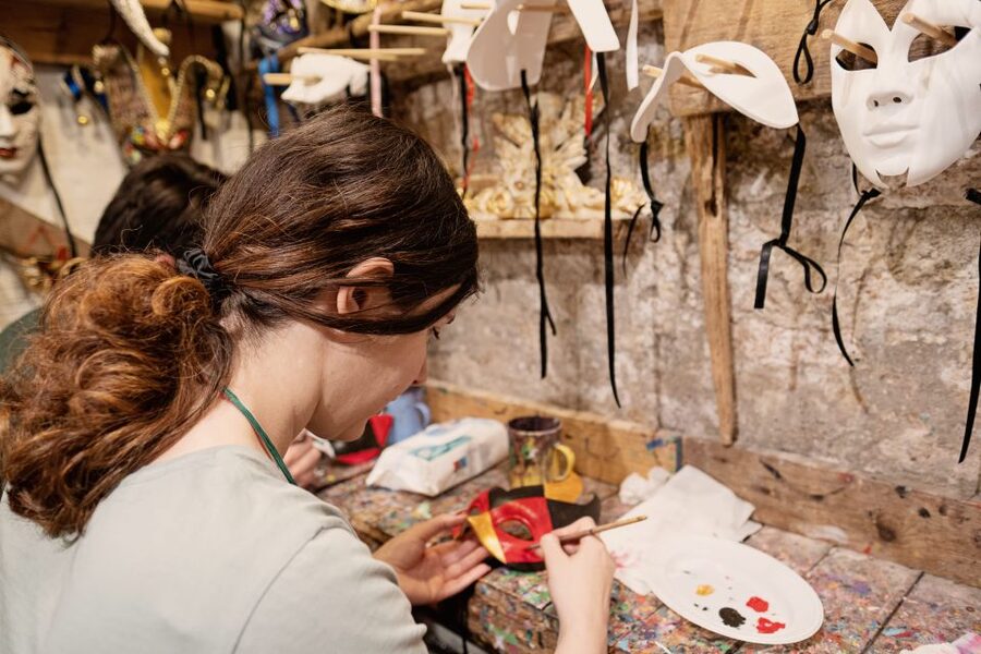 Venice: Carnival Mask Decoration Class at Casanova Prisons - What happens during the one-hour class
