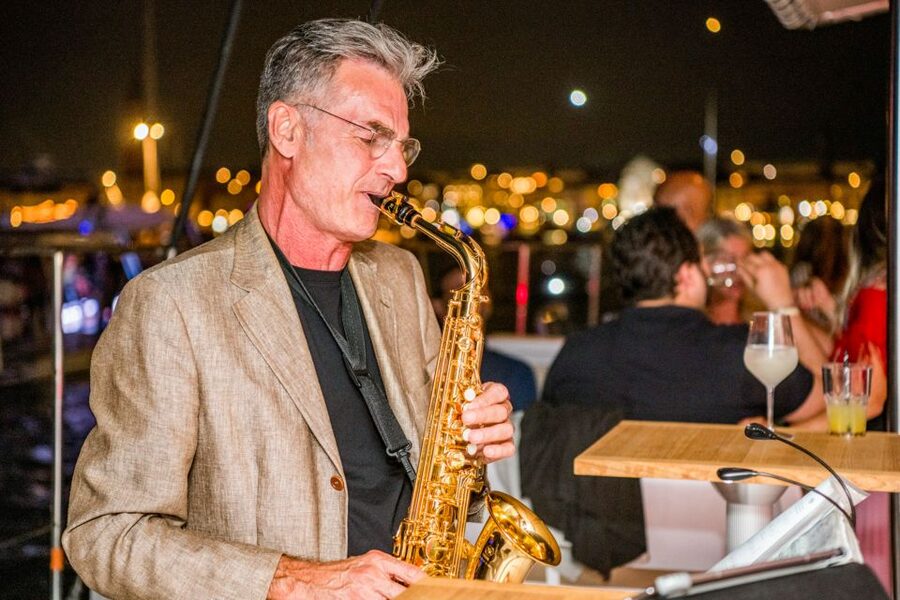 Venice: Catamaran Sunset Jazz Cruise with Aperitivo - Finding the red sails near Via Garibaldi