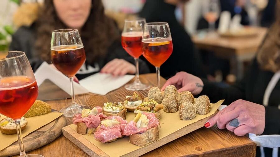 Venice: Cicchetti, Spritz, and Wine Tour in Ghetto Ebraico - First local bar: wine, cicchetti, and the Venetian aperitivo