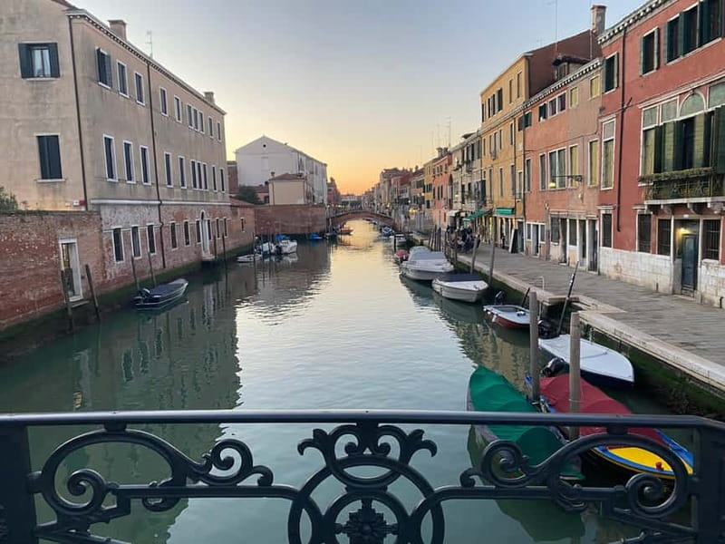 Venice: Cicchetti, Spritz, and Wine Tour in Ghetto Ebraico - The final bar and dessert stop