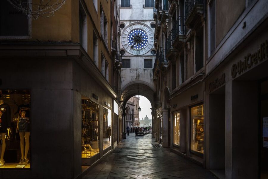 Venice: City Center Historical Guided Walking Tour - The VR journey through old Venice