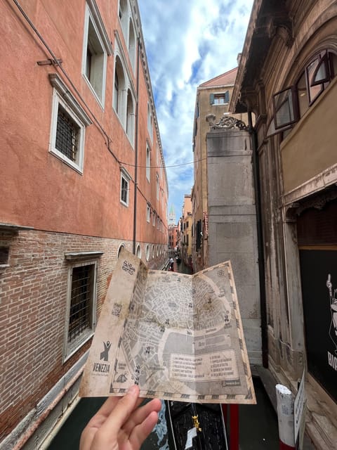 Venice City Escape: "Hunting for L'Omo dal Capelon" - How the interactive chat works