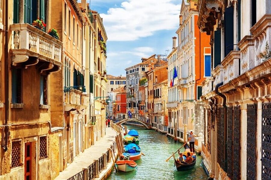 Venice: City Highlights and Hidden Gems Walking Tour - Rialto Bridge and the rhythm of Venetian streets