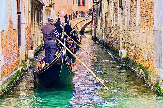Venice: Classic 30-Minute Gondola Ride Through the Canals - Silent water, limited commentary