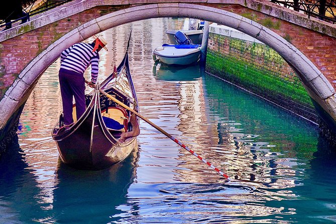 Venice: Classic 30-Minute Gondola Ride Through the Canals - Boarding and comfort concerns