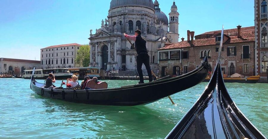 Venice Combo: Gondola, St. Mark’s Basilica Pala d'Oro option - A 30-minute gondola route through quiet canals
