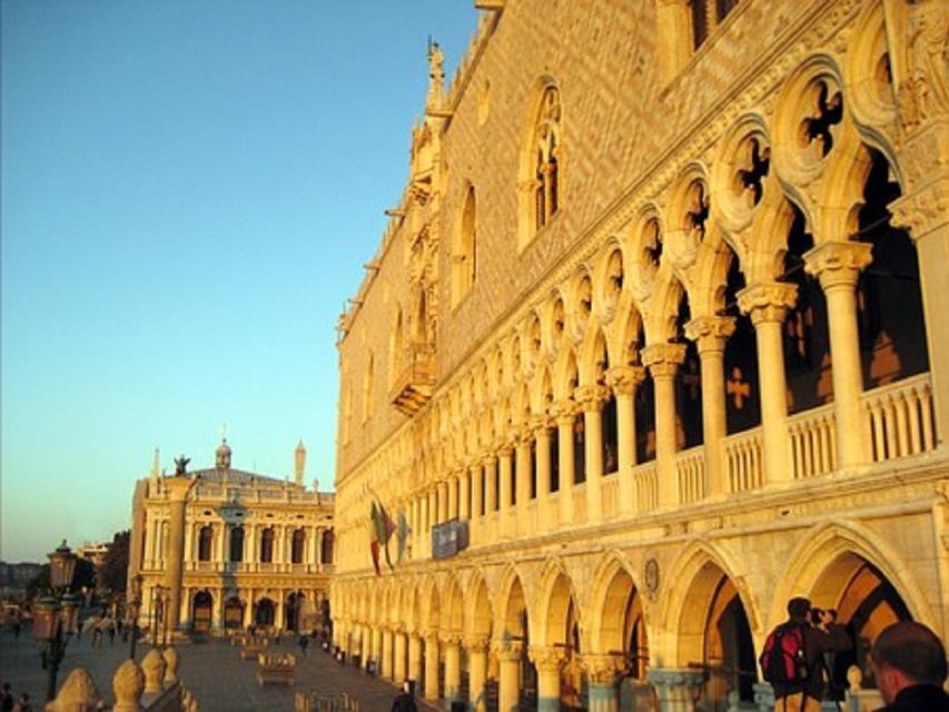 Venice: Doge's Palace and Basilica Skip-the-Line Guided Tour - Walking toward Rialto Bridge