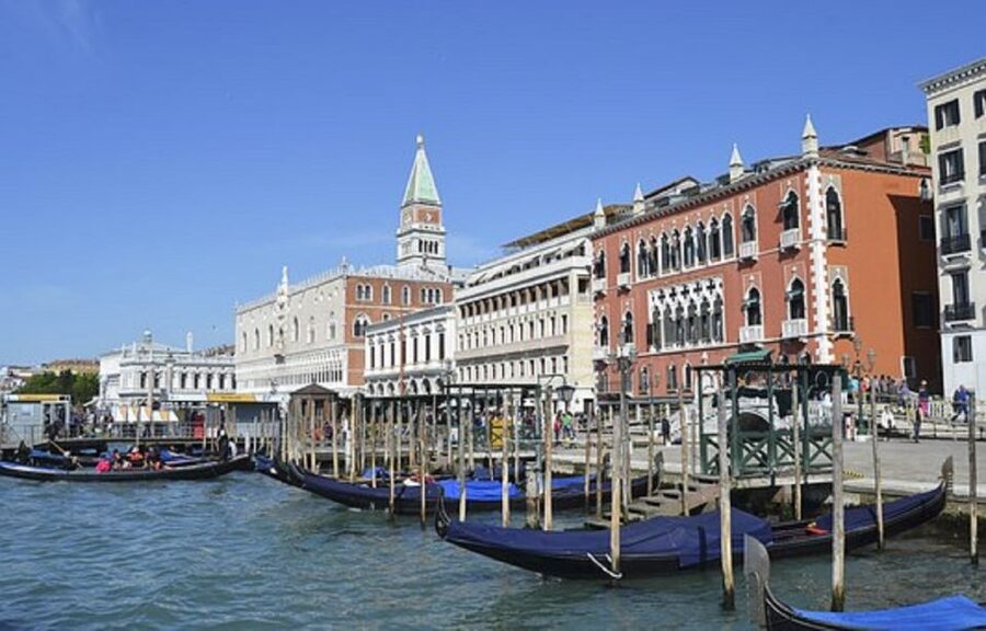 Venice: Doge's Palace and Basilica Skip-the-Line Guided Tour - Finishing on the canals by gondola