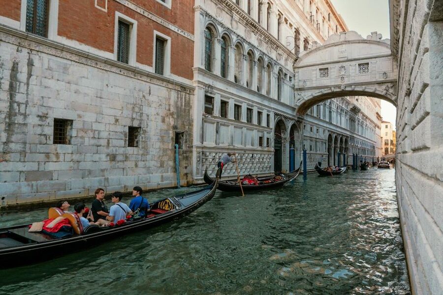 Venice: Doge's Palace and Basilica Tour with Gondola Ride - Why this tour works for a first day in Venice