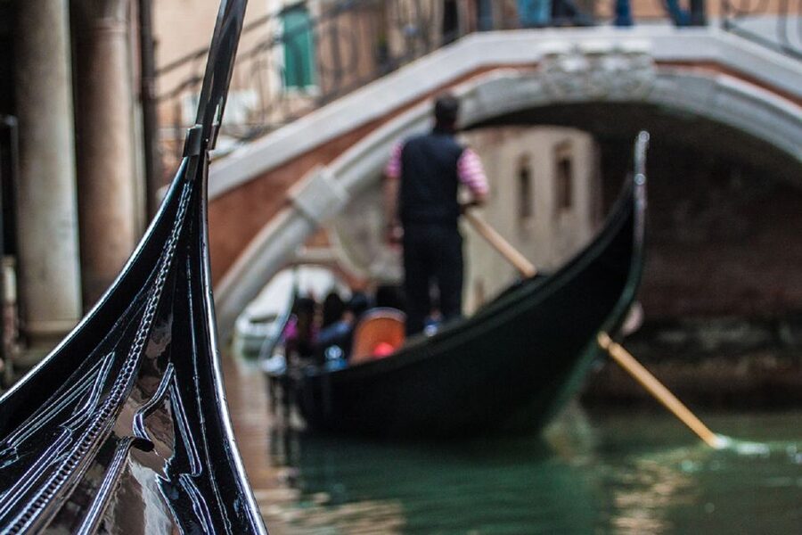 Venice: Doge's Palace and Basilica Tour with Gondola Ride - The 3:00pm gondola ride beneath the Bridge of Sighs