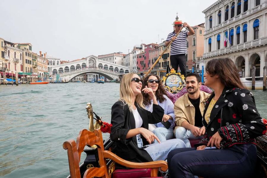 Venice: Doge's Palace and St Mark's Tour with Gondola Ride - At a glance