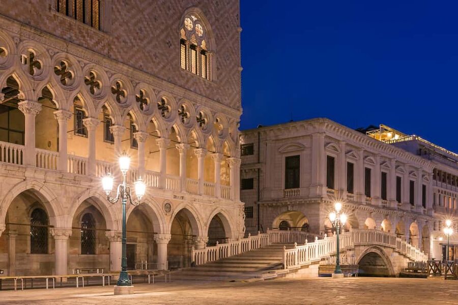 Venice: Doge's Palace, Bridge of Sighs, Prisons, Correr & Audioguides - Crossing the Bridge of Sighs