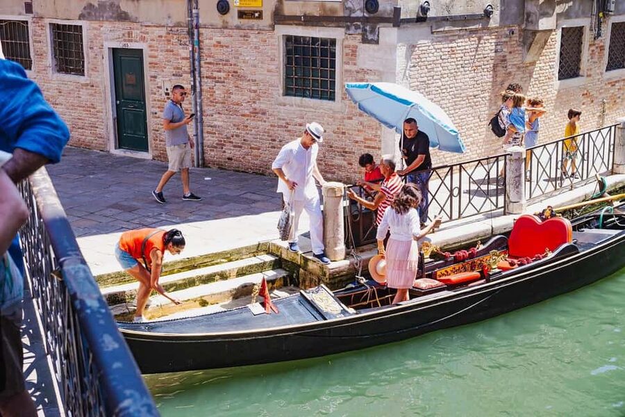 Venice: Doge's Palace Guided Tour with Optional Gondola Ride - The Bridge of Sighs and the New Prisons