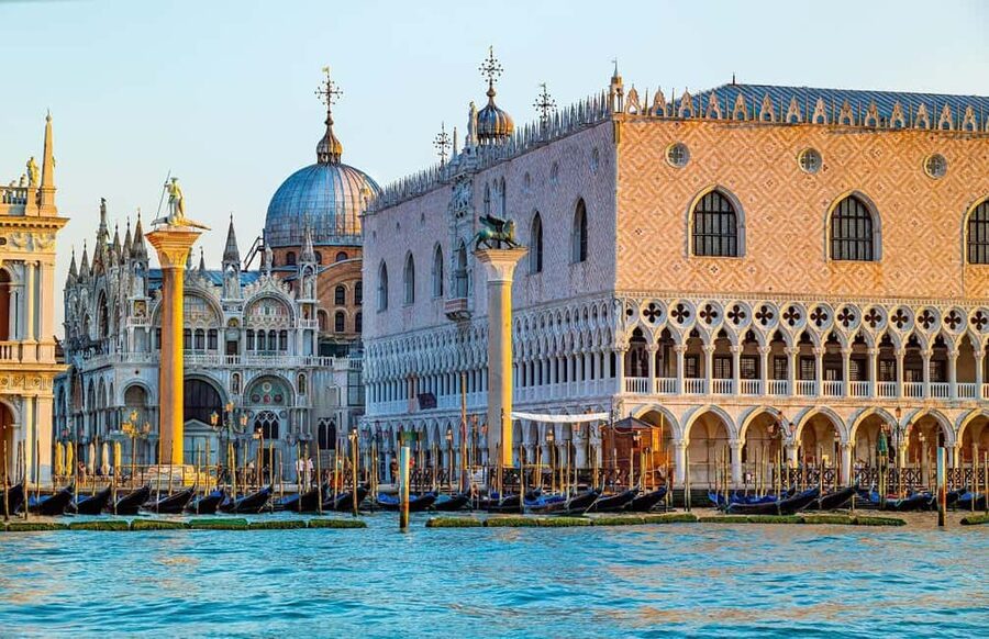 Venice: Doge's Palace Guided Tour with Optional Gondola Ride - What the optional 30-minute gondola ride adds