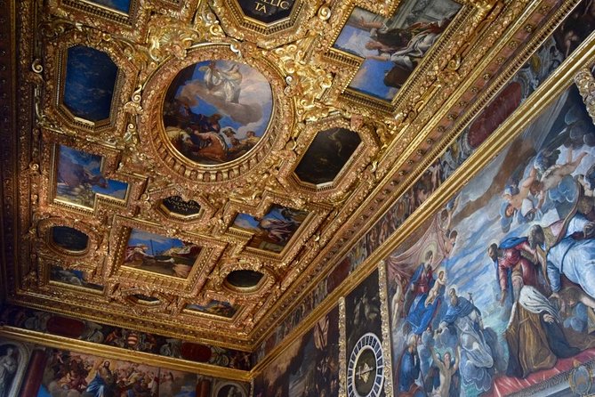 Venice: Doge’s Palace Prisons & Secret Itineraries Guided Tour - Meeting at St. Mark’s Square without losing time