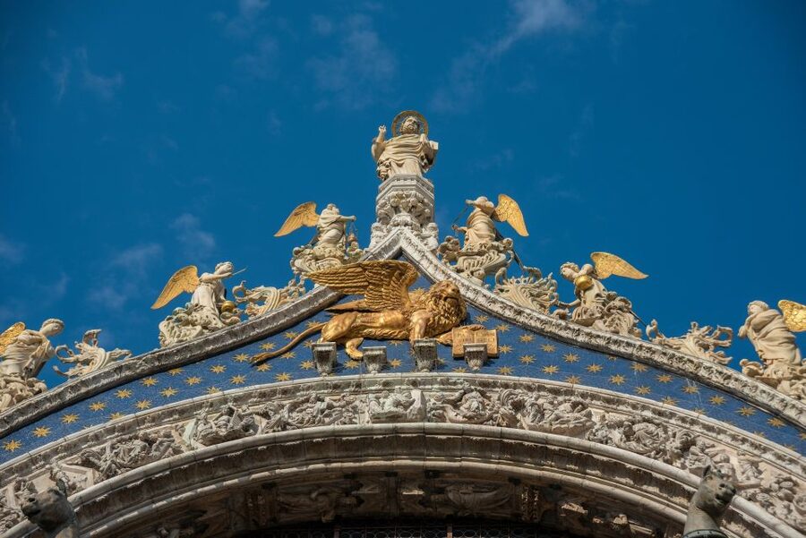 Venice: Doge's Palace with St. Mark's Basilica & Gondolas - Doge’s Palace and the machinery of Venetian power