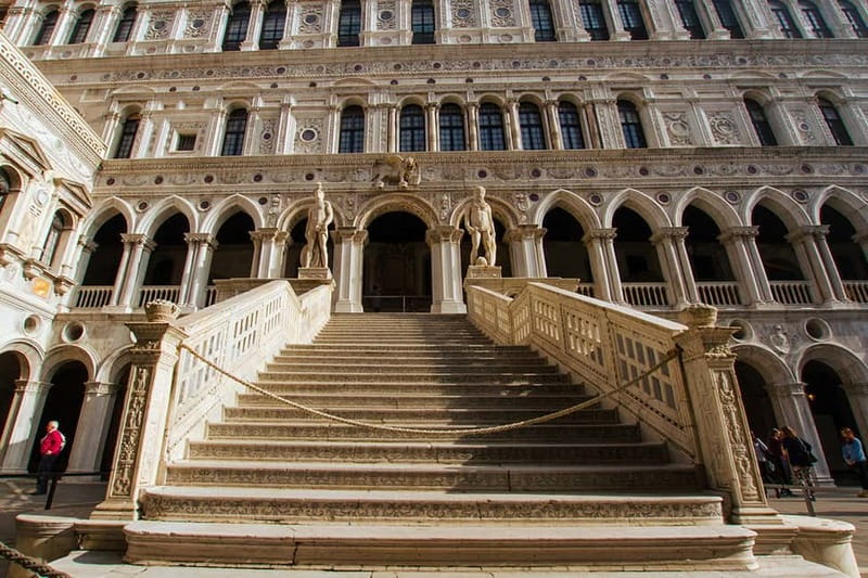 Venice: Doges Palace, Prison, and Secret Passageways Tour - Crossing the Bridge of Sighs