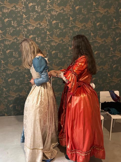 Venice: Dress-Up Experience - Photos, printed keepsakes, and your own camera