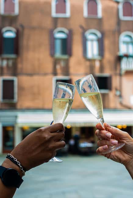 Venice: Food Tasting Tour with Cicchetti and Wine - The guide sets the tone