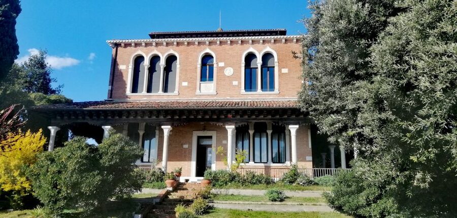 Venice: Giudecca Island Discover Walking Tour - Why Giudecca feels unlike central Venice