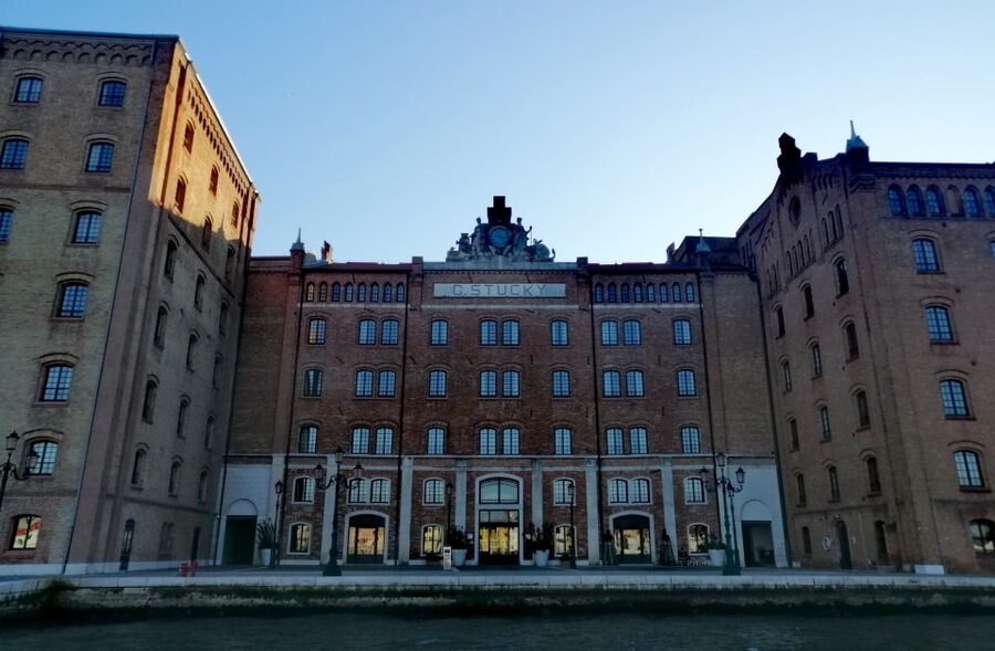 Venice: Giudecca Island Discover Walking Tour - Turning toward gardens and galleries