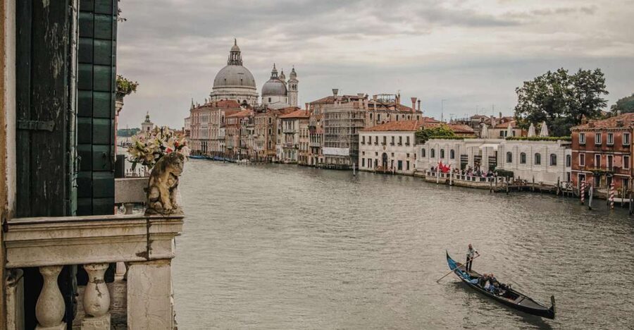 Venice: Gondola Ride and a Gala Dinner in a Venetian Palace - A gondola ride that begins near the Accademia