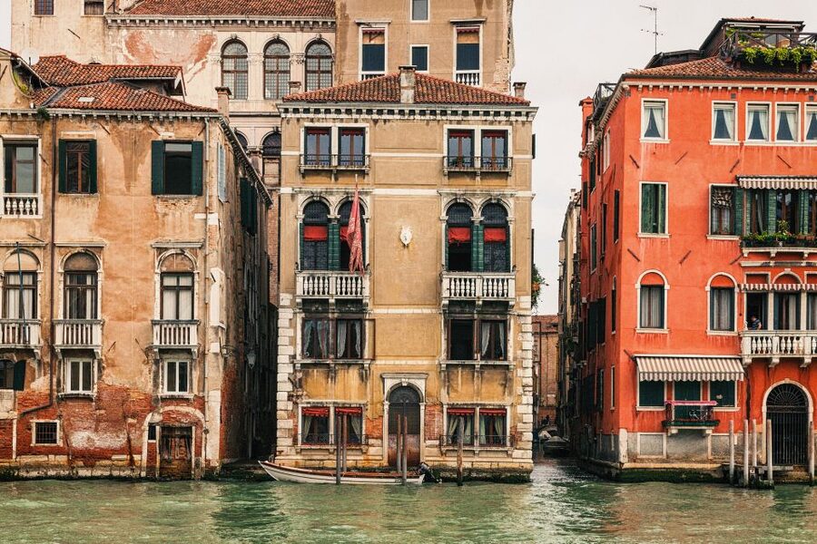 Venice: Gondola Ride and a Gala Dinner in a Venetian Palace - Arriving at a Venetian palace for aperitivo