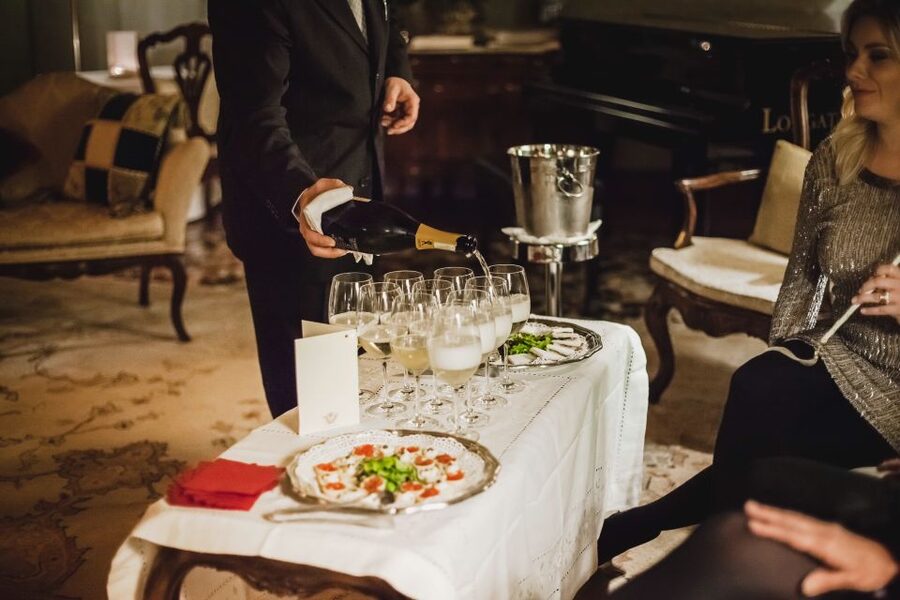 Venice: Gondola Ride and a Gala Dinner in a Venetian Palace - The changing mood from evening light to darkness