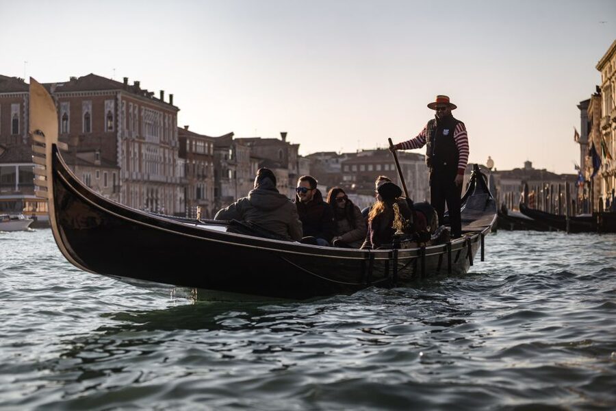Venice: Gondola Ride & Guided Tour of St. Mark's Basilica - Key points to know before booking