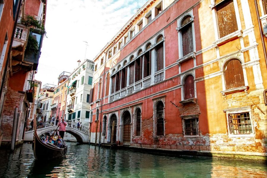Venice: Gondola Ride with Live Guide or Audio Guide - Who will enjoy this most?