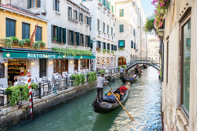Venice Gondola ride with Skip the Line Doge's Palace tour - Why this pairing works in Venice