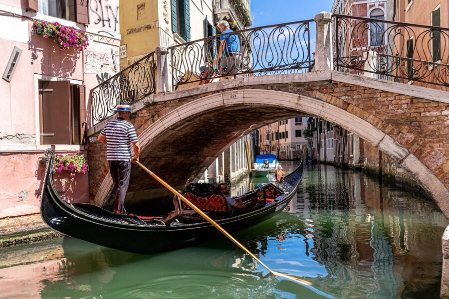 Venice: Grand Canal by Gondola with Live Commentary - Who should book this gondola experience?
